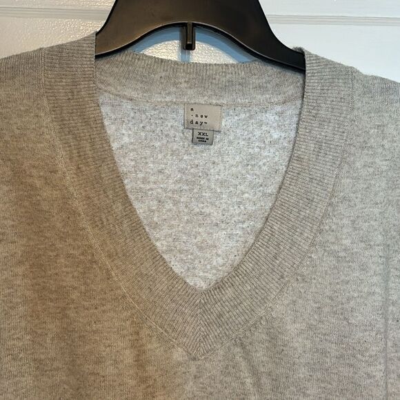 A New Day Women’s Cream Colored Pullover Knit V Neck Sweater Size Large - Picture 4 of 5